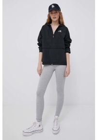 New Balance kurtka damska kolor czarny przejściowa oversize. Typ kołnierza: kaptur. Kolor: czarny. Materiał: materiał. Wzór: gładki