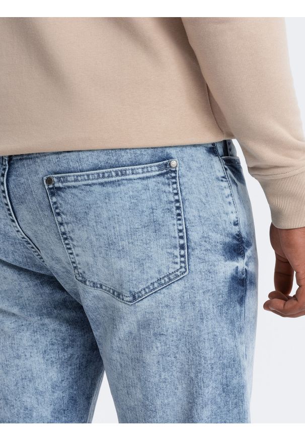 Ombre Clothing - Jeansowe spodnie męskie TAPERED FIT z przeszyciami i podwiniętymi nogawkami – błękitne V1. Okazja: na co dzień. Kolor: niebieski. Materiał: jeans. Wzór: aplikacja. Styl: casual, elegancki