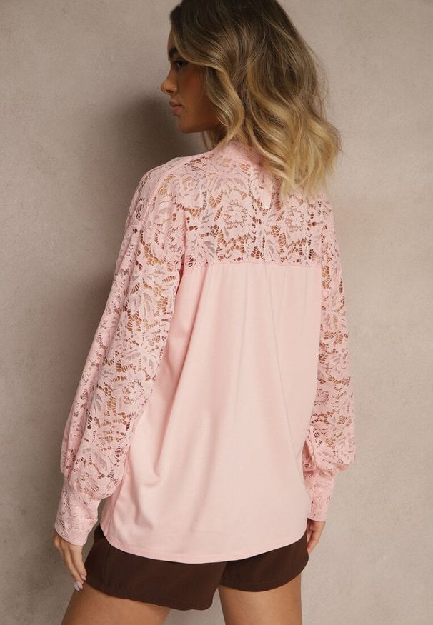 Renee - Jasnoróżowa Bluzka z Wiskozą z Koronką Eviriva. Okazja: na co dzień. Kolor: różowy. Materiał: wiskoza, koronka. Długość rękawa: długi rękaw. Długość: długie. Wzór: koronka. Styl: casual