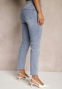 Renee - Jasnoniebieskie Jeansy High Waist o Kroju Mom Fit Delarinor. Okazja: na co dzień. Stan: podwyższony. Kolor: niebieski. Wzór: aplikacja. Styl: elegancki, casual #4