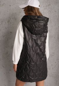 Renee - Czarna Długa Pikowana Kamizelka z Kapturem i Ozdobną Naszywką Mentape. Typ kołnierza: kaptur. Kolor: czarny. Długość: długie. Wzór: aplikacja. Styl: sportowy #8