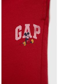 GAP spodnie dziecięce x Disney kolor czerwony z nadrukiem. Kolor: czerwony. Materiał: poliester. Wzór: nadruk, motyw z bajki #2