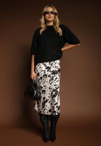 Renee - Czarno-Biała Spódnica z Satynowej Tkaniny Zdobiona Krowim Printem Kolorea. Okazja: na co dzień. Kolor: czarny. Materiał: satyna, tkanina. Wzór: aplikacja, nadruk. Styl: casual, elegancki #4