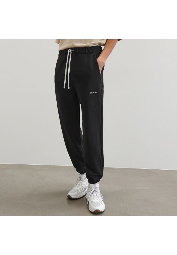 Reserved - Spodnie dresowe jogger - Czarny. Kolor: czarny. Materiał: dresówka