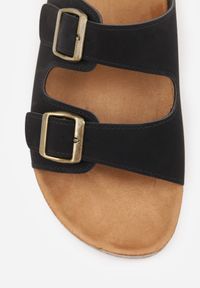 Born2be - Czarne Klapki z Imitacji Zamszu z Korkową Podeszwą i Klamrami Chalose. Okazja: na co dzień. Kolor: czarny. Materiał: zamsz. Styl: casual #3