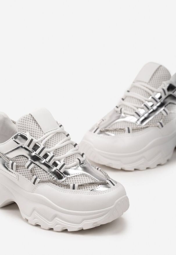 Born2be - Białe Sneakersy na Grubej Podeszwie z Cyrkoniami i Ozdobnym Sznurkiem Evadnie. Okazja: na co dzień. Kolor: biały
