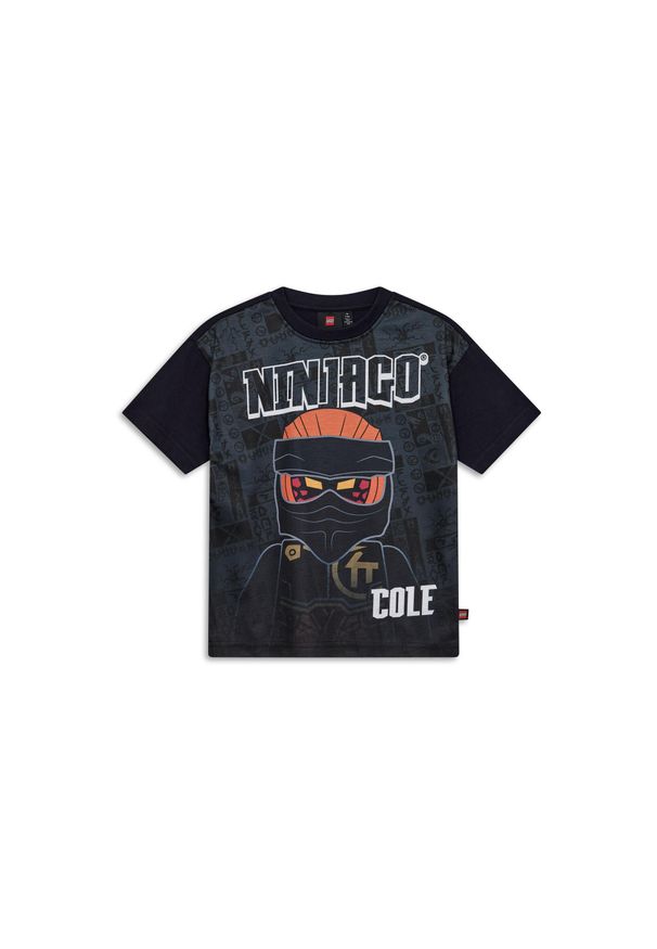 Koszulka Dziecięca Bio Bawełna LEGO Ninjago Taffy 118 Czarna. Kolor: czarny. Materiał: bawełna. Długość rękawa: krótki rękaw. Długość: krótkie. Wzór: kolorowy, nadruk. Sezon: lato