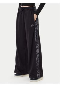 Adidas - adidas Spodnie dresowe Animal Print 3-Stripes JM1840 Czarny Loose Fit. Kolor: czarny. Materiał: bawełna, syntetyk. Wzór: nadruk #1