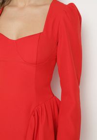 Born2be - Czerwona Koktajlowa Sukienka o Rozkloszowanym Kroju z Falbankami i Gorsetem Farian. Typ kołnierza: kołnierz z falbankami, dekolt gorset. Kolor: czerwony. Długość rękawa: długi rękaw. Typ sukienki: gorsetowe. Styl: wizytowy #4