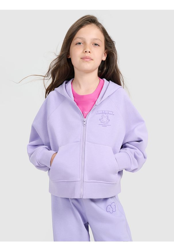 4f - 4F Bluza dresowa rozpinana z kapturem dziewczęca - fioletowa 122 (6-7 lat). Okazja: na co dzień. Typ kołnierza: kaptur. Kolor: fioletowy. Materiał: dresówka. Długość rękawa: raglanowy rękaw. Wzór: gładki, ze splotem, nadruk. Sezon: lato. Styl: casual, sportowy