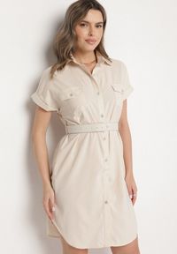 Born2be - Beżowa Sukienka Koszulowa z Bawełną z Ozdobnym Paskiem i Kieszeniami Efrissa. Okazja: na spotkanie biznesowe. Kolor: beżowy. Materiał: bawełna. Długość rękawa: długi rękaw. Typ sukienki: koszulowe. Styl: biznesowy, klasyczny, elegancki #2