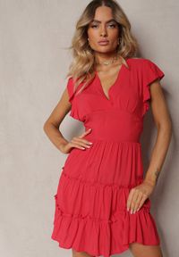 Renee - Czerwona Taliowana Sukienka Mini Ozdobiona Falbankami Salleni. Okazja: na co dzień. Typ kołnierza: kołnierz z falbankami. Kolor: czerwony. Materiał: wiskoza. Wzór: aplikacja. Styl: casual. Długość: mini