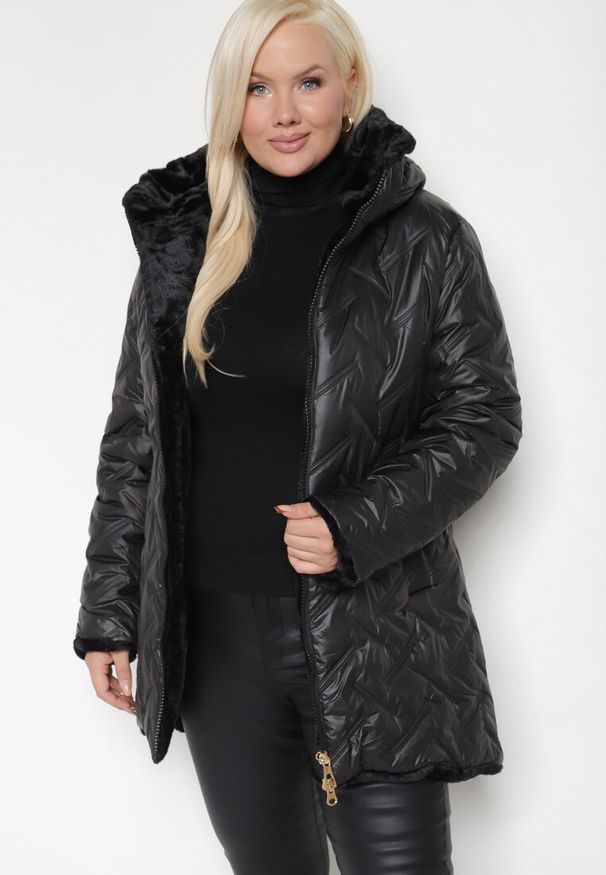Born2be - Czarna Pikowana Kurtka z Kapturem Ocieplana Futerkiem Lealinea. Okazja: na co dzień. Typ kołnierza: kaptur. Kolekcja: plus size. Kolor: czarny. Materiał: futro. Długość: długie. Styl: casual