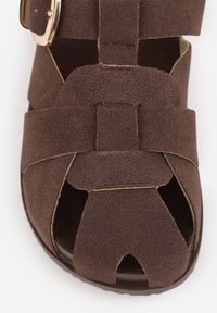 Born2be - Ciemnobrązowe Płaskie Klapki Mule z Przeplatanych Pasków z Klamrą Ceinca. Okazja: na co dzień. Kolor: brązowy. Materiał: len, jeans. Wzór: haft, paski. Obcas: na płaskiej podeszwie. Styl: wakacyjny, casual, boho #6