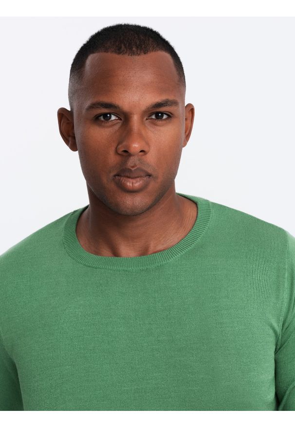 Ombre Clothing - Męski sweter klasyczny z wiskozą BASIC z okrągłym dekoltem – zielony V13 - Rozmiar: XXL. Kolor: zielony. Materiał: wiskoza. Styl: klasyczny