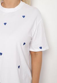 Born2be - Biało-Niebieski Bawełniany T-shirt Zdobiony Haftem w Kształcie Serc Naloree. Okazja: na co dzień. Kolekcja: plus size. Kolor: biały. Materiał: bawełna. Wzór: aplikacja, haft. Styl: klasyczny, elegancki, casual #4