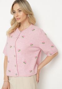 Born2be - Różowy Sweter Kardigan z Krótkim Rękawem z Wiskozą w Ozdobny Print Korinelia. Okazja: na co dzień. Kolor: różowy. Materiał: wiskoza. Długość rękawa: krótki rękaw. Długość: krótkie. Wzór: nadruk. Styl: casual, elegancki #4