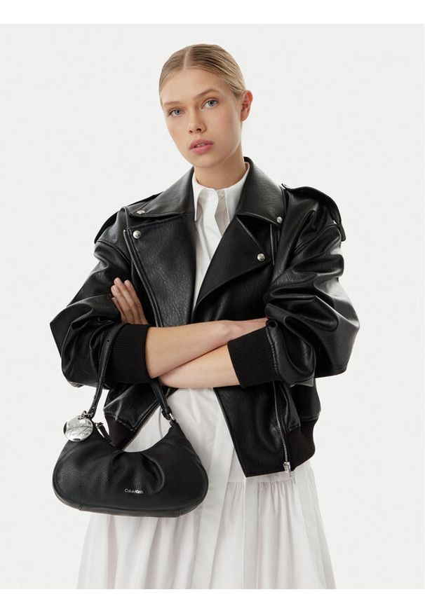 Calvin Klein Torebka Engraved Hw LV04F3554G Czarny. Kolor: czarny. Materiał: skórzane
