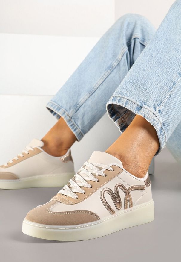 Renee - Ciemnobeżowe Sneakersy Klasyczne Tenisówki z Abstrakcyjną Aplikacją Ailinne. Okazja: na co dzień. Nosek buta: okrągły. Kolor: beżowy. Materiał: jeans. Wzór: aplikacja