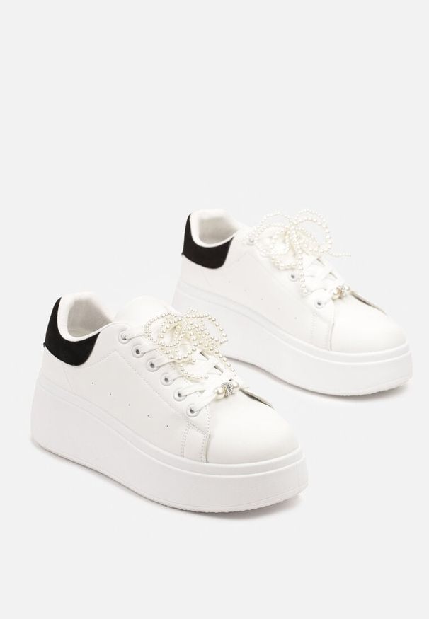Renee - Biało-Czarne Sneakersy na Platformie z Perełkami i Metalowymi Kuleczkami Selavia. Okazja: na co dzień. Kolor: biały. Materiał: jeans. Obcas: na platformie