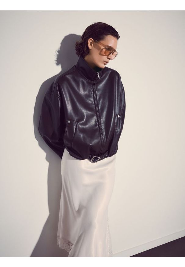 Reserved - Asymetryczna spódnica z koronką - kremowy. Kolor: kremowy. Materiał: koronka. Wzór: koronka