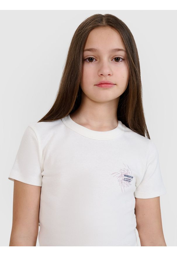 4f - 4F T-shirt regular z nadrukiem dziewczęcy - kremowy 140 (9-10 lat). Okazja: na co dzień. Kolor: kremowy. Materiał: jersey, bawełna, dzianina. Długość rękawa: krótki rękaw. Długość: krótkie. Wzór: nadruk. Sezon: lato. Styl: casual, sportowy
