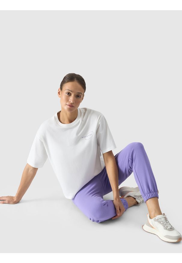 4f - 4F T-shirt oversize z nadrukiem damski - biały M. Okazja: na co dzień. Kolor: biały. Materiał: jersey, skóra, dzianina, bawełna. Wzór: nadruk. Styl: casual, klasyczny, sportowy