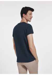 Ochnik - Granatowy t-shirt męski basic. Okazja: na co dzień. Kolor: niebieski. Materiał: bawełna. Wzór: kolorowy, gładki. Styl: casual, klasyczny, elegancki