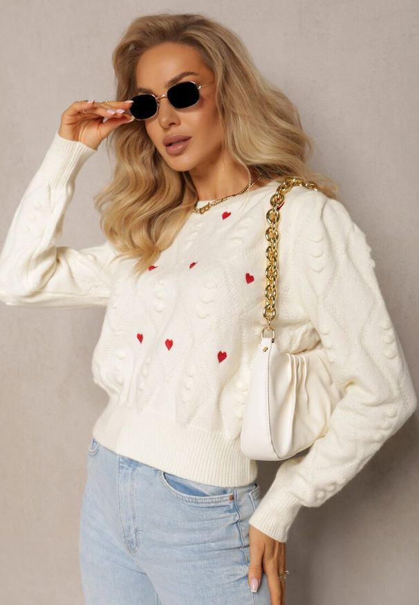 Renee - Beżowy Klasyczny Sweter ze Ściągaczami i Ozdobnymi Haftami Reani. Okazja: na co dzień. Kolor: beżowy. Materiał: jeans. Wzór: haft. Styl: klasyczny