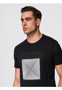 Ombre Clothing - Męska koszulka bawełniana z geometrycznym nadrukiem - czarna V1 - Rozmiar: XXL. Okazja: na co dzień. Kolor: czarny. Materiał: bawełna. Długość rękawa: krótki rękaw. Długość: krótkie. Wzór: geometria, nadruk. Styl: casual