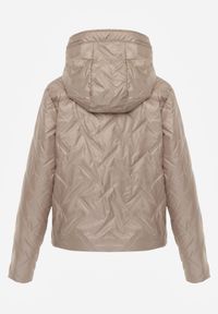 Born2be - Brązowa Kurtka Pikowana z Nieodpinanym Kapturem i Aplikacją na Rękawie Endora. Okazja: na spacer, na co dzień. Kolor: brązowy. Materiał: poliester, jeans. Wzór: aplikacja. Styl: casual, elegancki #2