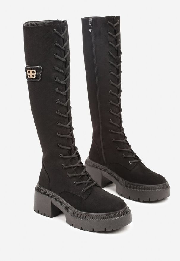 Renee - Czarne Kozaki Vices z Imitacji Zamszu w Stylu Grunge ze Sznurowaną Cholewką i Platformą Laurotte. Kolor: czarny. Materiał: zamsz. Szerokość cholewki: normalna. Obcas: na platformie. Styl: rockowy