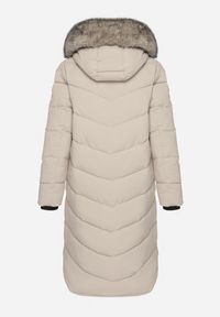 Born2be - Beżowa Długa Kurtka z Pikowanymi Przeszyciami i Kapturem z Futerkiem Galella. Okazja: na co dzień. Kolor: beżowy. Materiał: futro. Długość: długie. Styl: klasyczny, casual, elegancki #5