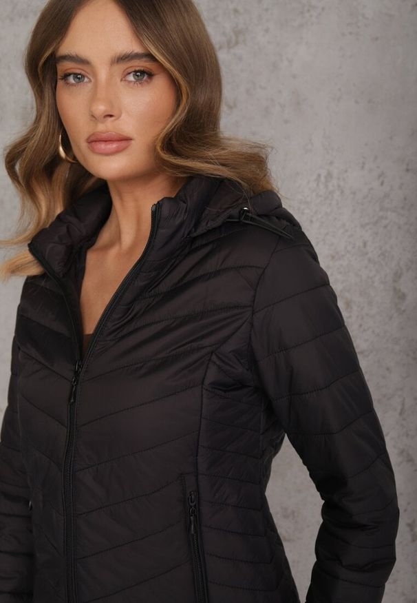 Renee - Czarna Kurtka Przejściowa z Pikowaniem i Odpinanym Kapturem Edielitia. Okazja: na co dzień. Typ kołnierza: kaptur. Kolor: czarny. Materiał: jeans, nylon. Styl: casual