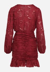 Born2be - Bordowa Kopertowa Sukienka Koronkowa z Bufiastymi Rękawami Falbankami i Marszczeniem Demeriana. Typ kołnierza: kołnierz z falbankami. Kolor: czerwony. Materiał: koronka. Długość rękawa: krótki rękaw. Typ sukienki: kopertowe #5
