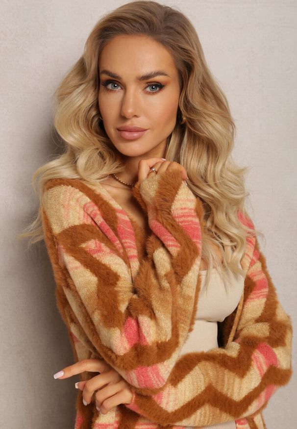 Renee - Ciemnobeżowy Luźny Kardigan Niezapinany w Geometryczny Print Sheshy. Kolor: beżowy. Materiał: dzianina, tkanina. Wzór: geometria, nadruk. Styl: elegancki