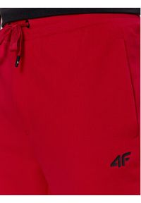 4f - 4F Spodnie dresowe 4FAW23TTROM452 Czerwony Regular Fit. Kolor: czerwony. Materiał: bawełna