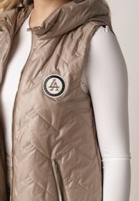 Born2be - Brązowa Przejściowa Kamizelka Pikowana o Długim Kroju z Kapturem i Naszywką Harmaste. Okazja: na co dzień. Typ kołnierza: kaptur. Kolor: brązowy. Materiał: jeans. Długość: długie. Wzór: aplikacja. Styl: casual #8