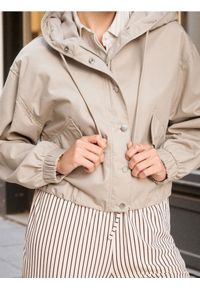 Sinsay - Krótka parka z kapturem z bawełny - brązowy. Typ kołnierza: kaptur. Kolor: brązowy. Materiał: bawełna. Długość: krótkie #1