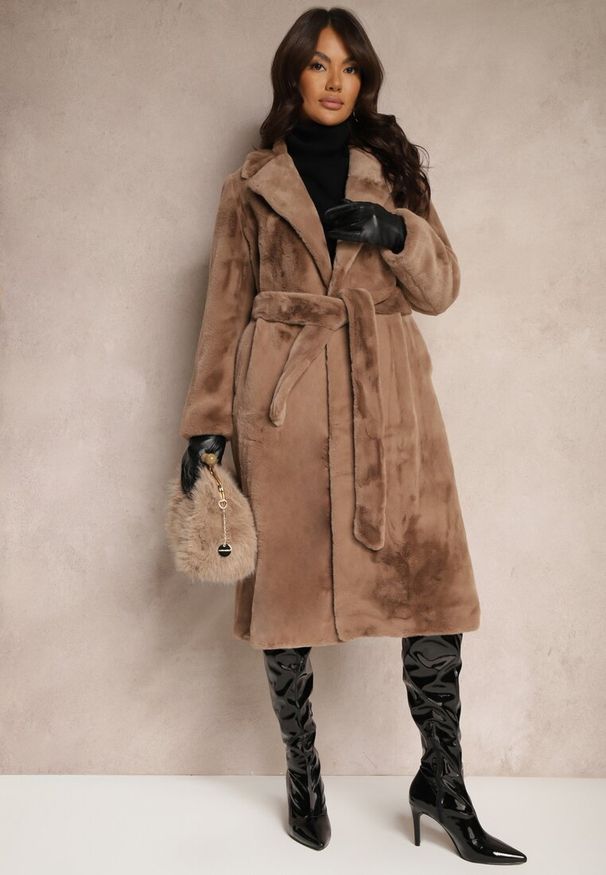 Renee - Brązowy Szlafrokowy Płaszcz Wiązany w Talii z Futerka Izalora. Okazja: na co dzień. Kolor: brązowy. Materiał: futro. Sezon: zima, jesień. Styl: casual, elegancki