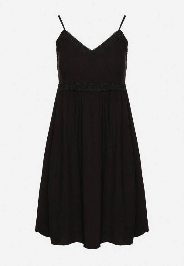 Born2be - Czarna Sukienka z Wiskozy na Cienkich Ramiączkach z Regulacją Ozdobiona Lampasem i Haftem Nelrissa. Okazja: na imprezę. Typ kołnierza: dekolt w kształcie V. Kolor: czarny. Materiał: wiskoza. Długość rękawa: na ramiączkach. Wzór: aplikacja, haft