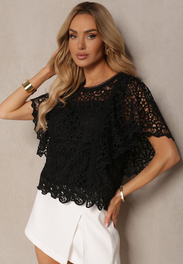 Renee - Czarna Koronkowa Bluzka w Stylu Boho Raspia. Kolor: czarny. Materiał: koronka. Długość: krótkie. Wzór: koronka. Sezon: lato. Styl: boho