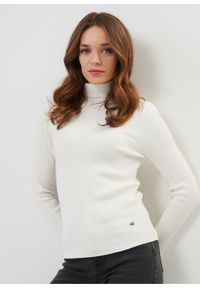 Ochnik - Kremowy sweter damski z golfem. Typ kołnierza: golf. Kolor: biały. Materiał: wiskoza. Długość: długie #1