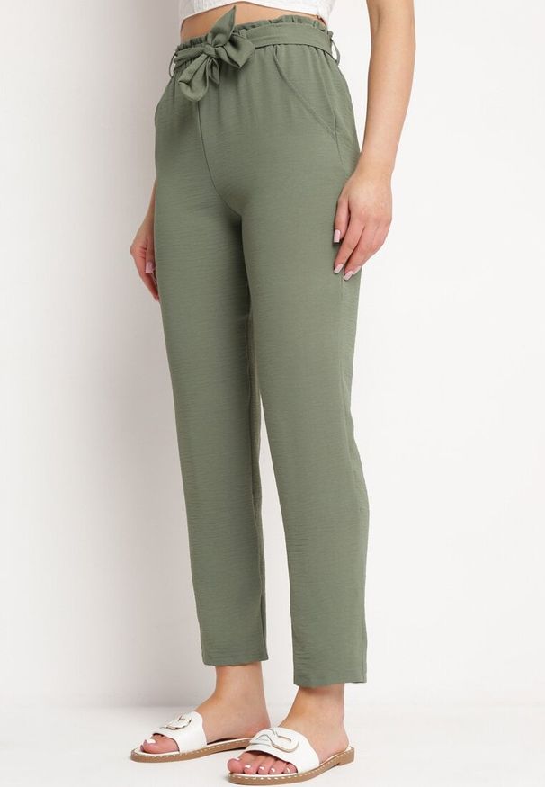 Born2be - Zielone Spodnie z Wiązaniem w Stylu Paperbag Castaria. Kolor: zielony. Materiał: tkanina. Sezon: lato