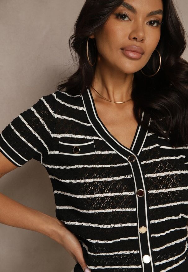 Renee - Czarna Bluzka z Wiskozą i Guzikami w Paski Nattoria. Okazja: na co dzień. Typ kołnierza: dekolt w serek. Kolor: czarny. Materiał: wiskoza. Długość rękawa: krótki rękaw. Długość: krótkie. Wzór: paski. Styl: klasyczny, casual, elegancki, sportowy