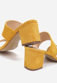 Born2be - Żółte Klapki Oriphithoe. Nosek buta: okrągły. Kolor: żółty. Materiał: bawełna. Wzór: paski, gładki. Obcas: na słupku #6