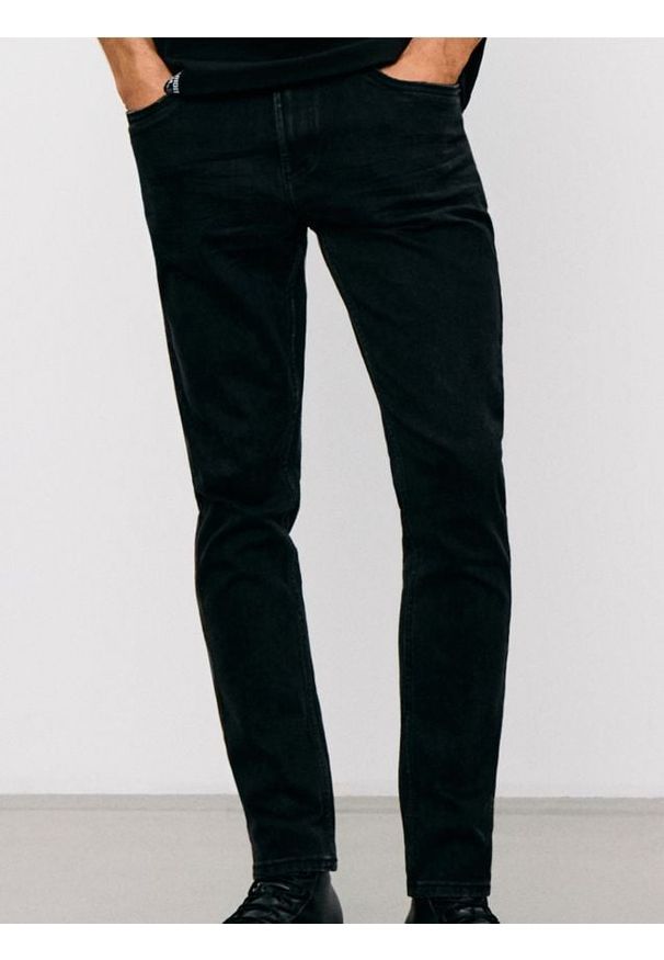 Sinsay - Jeansy cropped carrot fit - czarny. Kolor: czarny