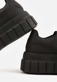 Renee - Czarne Sneakersy VICES na Platformie w Stylu Chunky z Perforacją Hypsyllis. Okazja: na co dzień. Kolor: czarny. Materiał: jeans. Obcas: na platformie #9