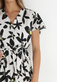 Born2be - Biała Sukienka Marrie. Kolor: biały. Materiał: materiał. Długość rękawa: krótki rękaw. Wzór: kwiaty. Sezon: lato. Typ sukienki: kopertowe. Długość: maxi #3