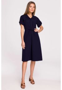 Sukienki.shop - Sukienka koszulowa trapezowa granatowa szmizjerka z wiązaniem. Okazja: na co dzień, do pracy. Kolor: niebieski. Typ sukienki: szmizjerki, trapezowe, koszulowe. Styl: casual #1